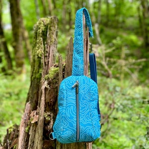 Petit sac à bandoulière, sac à dos une épaule - topographie bleu sarcelle, toile recyclée