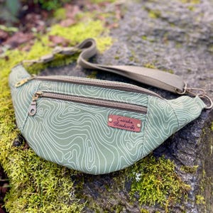 Sac banane, sac à bandoulière (plusieurs tailles) - topographie olive, toile recyclée