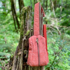Sling Bag, Schulter-Rucksack - Orange Topographie, recyceltes Segeltuch