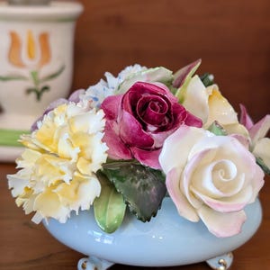 Puede incluir: Un juego de tres tazas de cerámica con acabado mate moteado. Las tazas son de color crema, gris claro y gris oscuro. Cada taza tiene un diseño simple y minimalista.