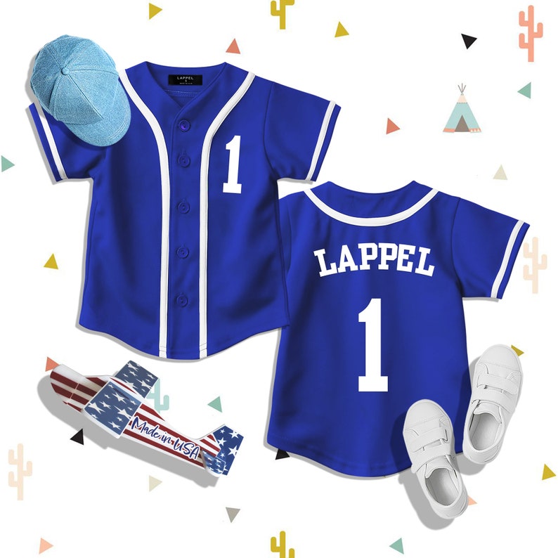 Op de afbeelding: Twee blauwe baseballshirts met witte randen en witte letters. Het voorste shirt heeft het nummer "1" op de borst. Het achterste shirt heeft de naam "LAPPEL" en het nummer "1" op de rug.