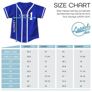 Op de afbeelding: Maattabel voor een baseballshirt in blauw met witte afwerking. De tabel toont de maten in inches en centimeters voor borst en lengte, voor maten 6M (6-12 maanden) tot 10Y (10 jaar).