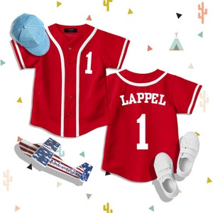 Op de afbeelding: Twee rode baseballshirts met witte afwerking. E&eacute;n shirt heeft het nummer "1" op de voorkant en het andere heeft de naam "LAPPEL" en het nummer "1" op de achterkant.