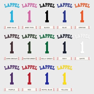 Op de afbeelding: Een grafiek met 15 verschillende kleurvariaties van het woord "LAPPEL" met het nummer "1" eronder. De kleuren omvatten babyblauw, babyroze, zwart, blauw, oranje, donkerbruin, jagergroen, kellygroen, marineblauw, wit, paars, rood, koninklijkblauw en geel.