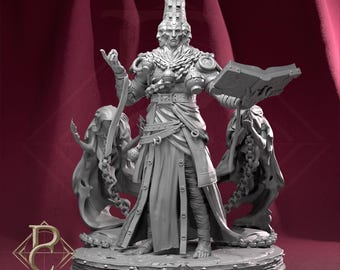 Pode incluir: Figura em miniatura cinzenta de um personagem vestido com uma túnica segurando um livro e uma espada, com duas figuras espectrais de cada lado. A figura tem um cocar alto e ornamentado e está sobre uma base detalhada. O texto "COMPATIBLE WITH AGE OF FANTASY" é visível.
