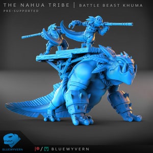 Può includere: Una miniatura stampata in 3D blu e grigia di una creatura con un cavaliere. La creatura è una grande bestia rettile con una schiena spinosa e una lunga coda. Il cavaliere è una figura umanoide con una lancia e un elmo. La miniatura è pre-supportata e fa parte della collezione "The Nahua Tribe | Battle Beast Khuma".