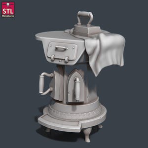 Puede incluir: Miniatura gris impresa en 3D de una estación de planchado vintage. El modelo incluye una plancha, una tabla de planchar y una base decorativa. Una tela está drapeada sobre la tabla. El texto "STL Miniatures" está en la esquina superior izquierda.