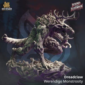 Op de afbeelding: Een gedetailleerd miniatuur van een monsterlijk wezen met geweien, scherpe klauwen en een snuivende snuit. Het wezen is gebeeldhouwd in een groen en grijs kleurenschema en staat in een dynamische houding. Het miniatuur is gelabeld "Dreadclaw Wendigo Monstrosity" en maakt deel uit van de "Bound in the Bloodmoon" collectie.