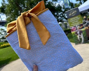 Custodia per libri trapuntata a fiori con fiocco: copertura imbottita per tablet