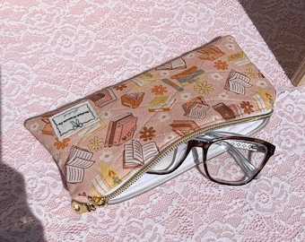Brillen-/Bleistifthülle | Hellbrauner Bookish Druck und weiße Innenseite | Handarbeit | Einsatz für Sonnenbrillen, Stifte, Schreibwaren | Gold Reißverschluss | Toilettenartikel