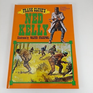 Op de afbeelding: Een vintage boekomslag met een illustratie van Ned Kelly, een Australische outlaw, in een vuurgevecht. De omslag is oranje met een groene rand en de titel "Frank Clune's Ned Kelly" is gedrukt in grote, vetgedrukte letters. Het boek maakt deel uit van de "Young Australia Series".