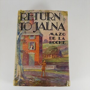 以下が含まれることがあります： マゾ・デ・ラ・ロッシュによる「ジャルナへの帰還」というタイトルのヴィンテージ本の表紙。表紙には、緑色のシャッターが付いた赤いレンガ造りの家、木、そして庭に立っている人物が描かれたカラフルなイラストが描かれている。
