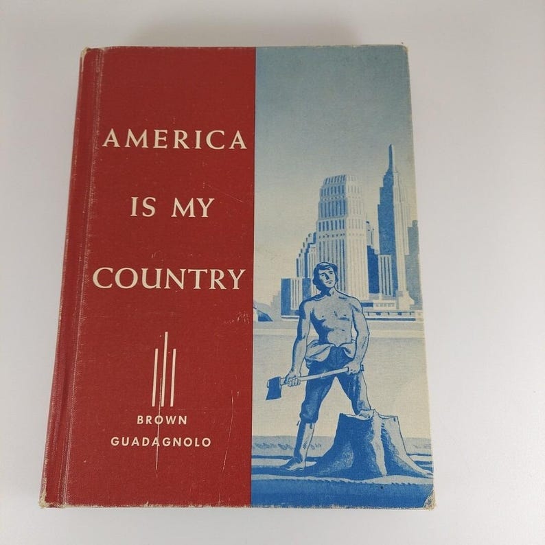 Puede incluir: Una cubierta de libro roja con el t&iacute;tulo "America is my Country" y el nombre del autor "Brown Guadagnolo". La cubierta presenta una ilustraci&oacute;n azul de un hombre con un hacha de pie frente a un horizonte urbano.