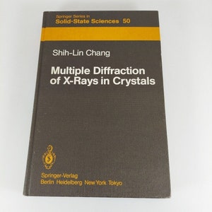 Può includere: Un libro marrone con una spina dorsale gialla intitolato "Multiple Diffraction of X-Rays in Crystals" di Shih-Lin Chang. Il libro fa parte della serie Springer in Scienze dello Stato Solido, volume 50.