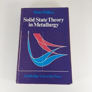 Puede incluir: Una cubierta de libro morada con el título "Solid State Theory in Metallurgy" de Peter Wilkes. La cubierta presenta una gráfica azul y roja.