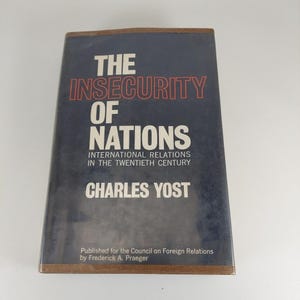 Könnte beinhalten: Ein Hardcover-Buch mit dem Titel "THE INSECURITY OF NATIONS" mit weißem und rotem Text auf dunklem Blau. Der Name des Autors, Charles Yost, ist ebenfalls sichtbar. Das Buch handelt von internationalen Beziehungen im zwanzigsten Jahrhundert.