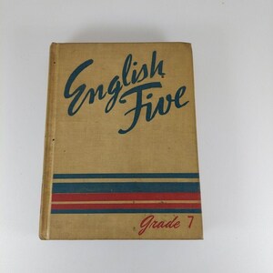 Può includere: Un libro di testo vintage intitolato "English Five" con strisce blu e rosse e il testo "Grade 7" sulla copertina.