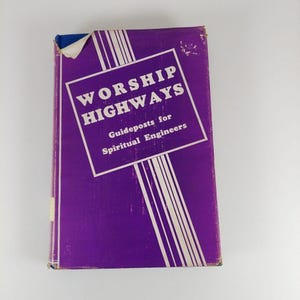 Peut inclure: Un livre violet intitulé "Worship Highways" avec le sous-titre "Guideposts for Spiritual Engineers".
