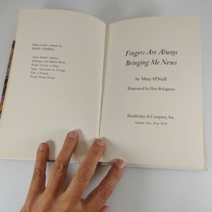 Fingers Are Always Bringing Me News Mary O'Neill 1969 1. Auflage Doubleday HC Bild 7