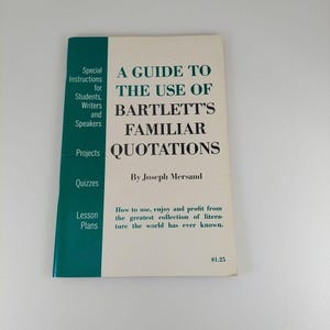 Könnte beinhalten: Ein grüner und weißer Buchumschlag mit dem Titel "A Guide to the Use of Bartlett's Familiar Quotations" von Joseph Mersand. Der Umschlag enthält auch Anweisungen für Studenten, Schriftsteller und Redner.