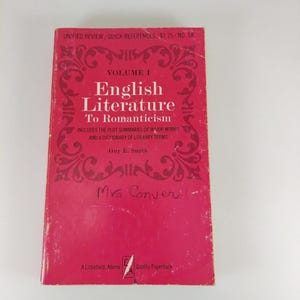 Op de afbeelding: Een rood paperback boek getiteld "English Literature To Romanticism" van Guy E. Smith. De omslag bevat decoratieve versieringen en de tekst "Volume 1". Het boek is een "Quality Paperback" van Littlefield, Adams.