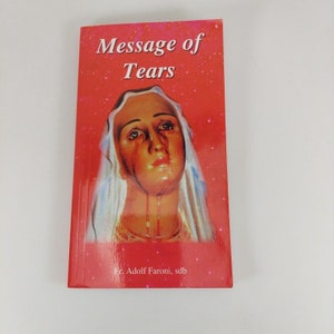 以下が含まれることがあります： 「涙のメッセージ」というタイトルの赤い本で、血の涙を流す聖母マリアの絵が描かれています。この本は、Fr. アドルフ・ファローニ、sdbによって書かれました。