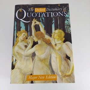 Könnte beinhalten: Der Einband des Buches "The Oxford Dictionary of Quotations" zeigt ein Gemälde von drei Frauen in weißen Kleidern, die in einem Wald tanzen. Der Text "The Oxford Dictionary of Quotations" steht in großer, fetter Schrift über dem Bild. Der Text "Major New Edition" steht in kleinerer Schrift unter dem Bild.
