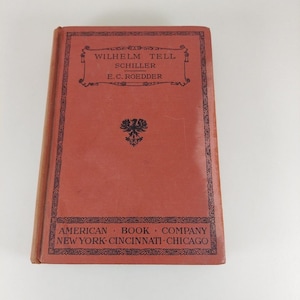 Può includere: Un libro vintage con copertina rigida intitolato "Wilhelm Tell" di Schiller, con E.C. Roedder come autore. La copertina è di un marrone rossastro sbiadito con testo nero ed elementi decorativi. Il libro è della American Book Company, New York, Cincinnati e Chicago.