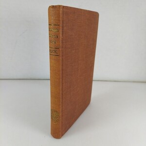 Puede incluir: Un libro encuadernado en tapa dura marrón con letras doradas en el lomo. El título es "Grandma Moses's World" de Otto Kallir.