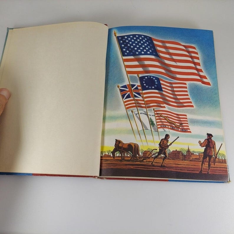 Puede incluir: Un libro abierto con una ilustraci&oacute;n colorida de tres hombres arando un campo. Los hombres visten ropa de &eacute;poca y tiran de un arado con un caballo. El fondo presenta un cielo azul con cinco banderas, entre ellas la bandera estadounidense, la bandera brit&aacute;nica y la bandera de los Estados Unidos de Am&eacute;rica.