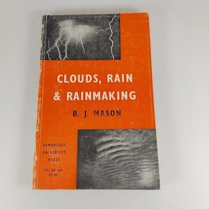 Puede incluir: Una cubierta de libro naranja con el título "CLOUDS, RAIN & RAINMAKING" y el nombre del autor "B. J. MASON". El libro está publicado por Cambridge University Press y cuesta 13 chelines 6 peniques netos.