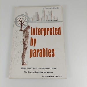 Könnte beinhalten: Ein Vintage-Buchcover mit einer braunen Illustration einer Person, die vor einem Baum und einer Stadtkulisse steht. Der Titel des Buches lautet "interpretiert durch Gleichnisse". Das Buch ist eine Gruppenstudieneinheit für das Thema 1969-1970: "Die Kirche mobilisiert für die Mission".