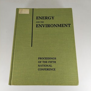 Puede incluir: Un libro verde con el título "ENERGY AND THE ENVIRONMENT" y el subtítulo "PROCEEDINGS OF THE FIFTH NATIONAL CONFERENCE".