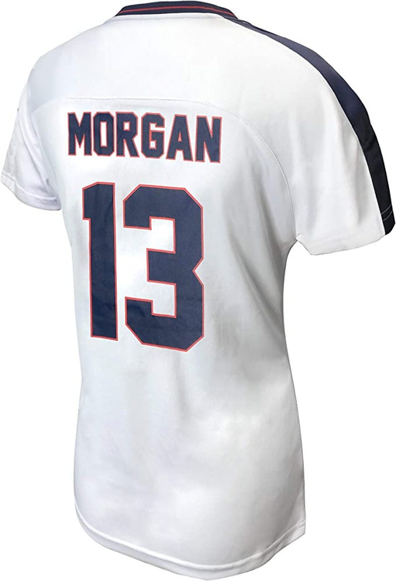 Puede incluir: Camiseta de f&uacute;tbol blanca con ribetes azules y rojos. La parte posterior de la camiseta tiene el nombre "MORGAN" y el n&uacute;mero "13" impreso en azul con un contorno rojo.