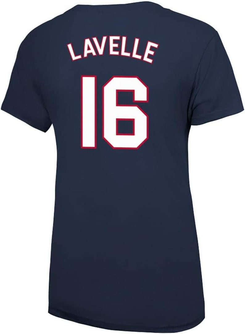 以下が含まれることがあります： 紺色のTシャツに白い文字で「Lavelle 16」と書いてあります。