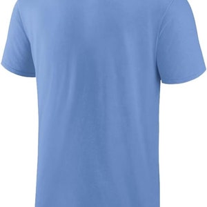 K&ouml;nnte beinhalten: Ein hellblaues T-Shirt mit kurzen &Auml;rmeln.