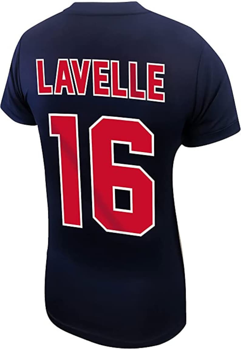 Pode incluir: Uma camiseta azul marinho com o nome "LAVELLE" e o n&uacute;mero "16" impressos nas costas em vermelho com contornos brancos.