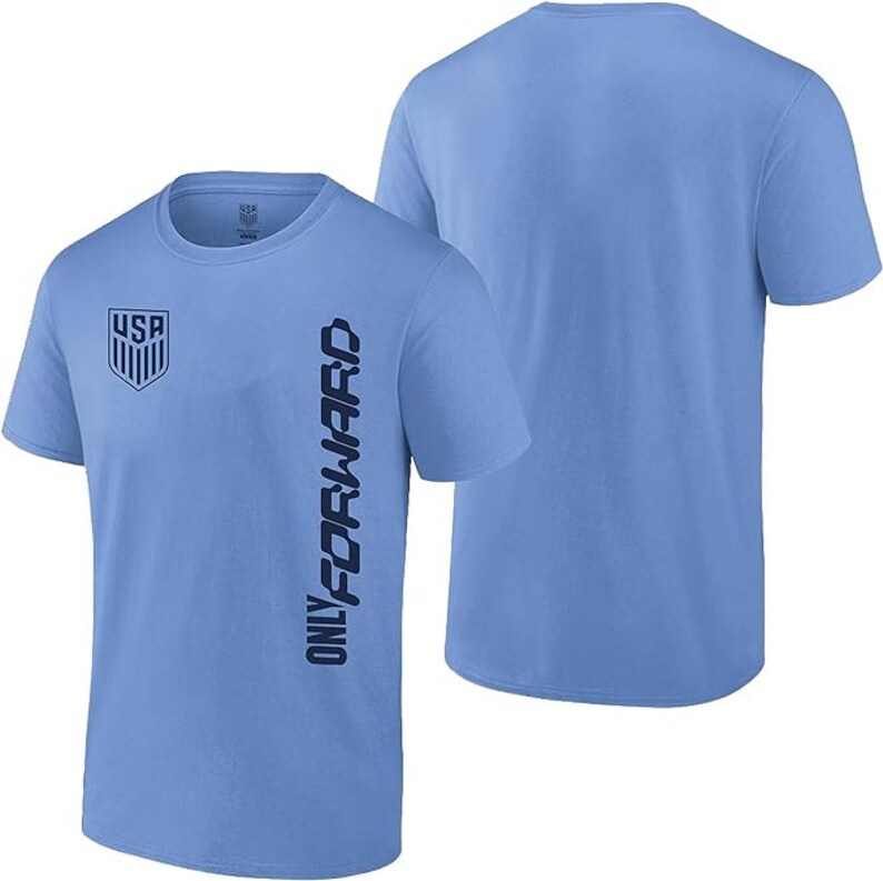 K&ouml;nnte beinhalten: Hellblaues T-Shirt mit einem dunkelblauen USA-Wappen auf der linken Brust und dem Text "ONLY FORWARD", der vertikal auf der rechten Seite aufgedruckt ist.