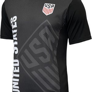 Puede incluir: Camiseta de f&uacute;tbol negra con un estampado gr&aacute;fico blanco de "United States" y "USA". La camiseta tiene un patr&oacute;n de rayas negras y grises.