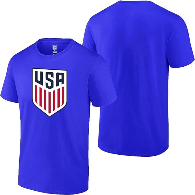 Pode incluir: Uma camiseta azul royal com um bras&atilde;o branco dos EUA com listras vermelhas e brancas. O bras&atilde;o est&aacute; centralizado na frente da camiseta.