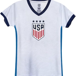 Peut inclure: Maillot de football blanc avec des bordures bleues et un &eacute;cusson USA rouge, blanc et bleu avec cinq &eacute;toiles au-dessus.