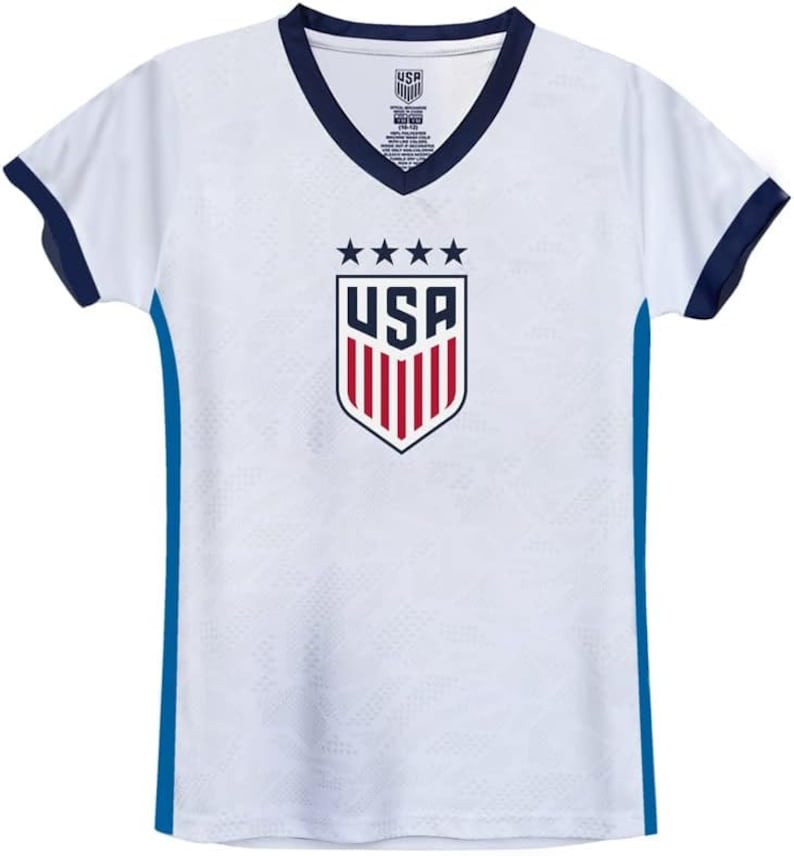 Peut inclure: Maillot de football blanc avec des bordures bleues et un &eacute;cusson USA rouge, blanc et bleu avec cinq &eacute;toiles au-dessus.