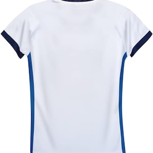 Peut inclure: T-shirt &agrave; manches courtes blanche avec une bordure bleue autour du cou et des manches et des rayures bleues sur les c&ocirc;t&eacute;s.