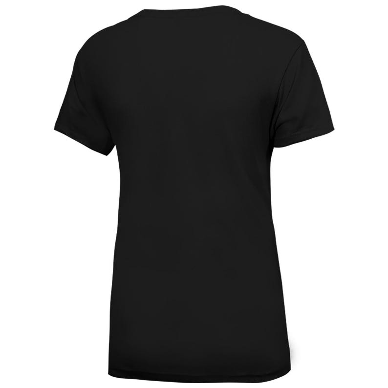 以下が含まれることがあります： クルーネックの黒の半袖Tシャツです。