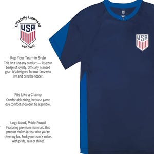 Pu&ograve; includere: Maglia da calcio blu navy con dettagli blu e logo USA. La maglia presenta il testo "Officially Licensed Product" e "Rep Your Team in Style". Una maglia comoda e di alta qualit&agrave; per i tifosi di calcio.