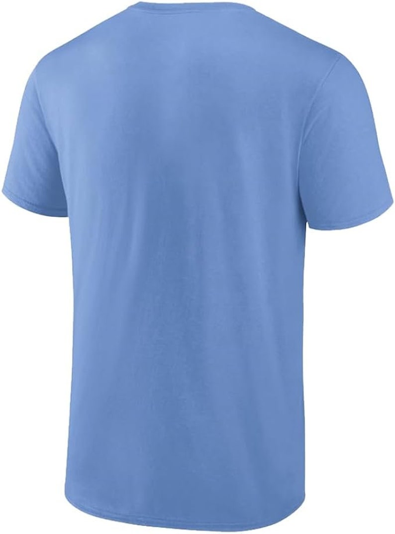 Pode incluir: Uma t-shirt azul clara lisa, com gola redonda e mangas curtas. A parte de tr&aacute;s da t-shirt &eacute; vis&iacute;vel, mostrando o tecido liso e sem estampas. A t-shirt &eacute; provavelmente de algod&atilde;o, adequada para roupa casual.