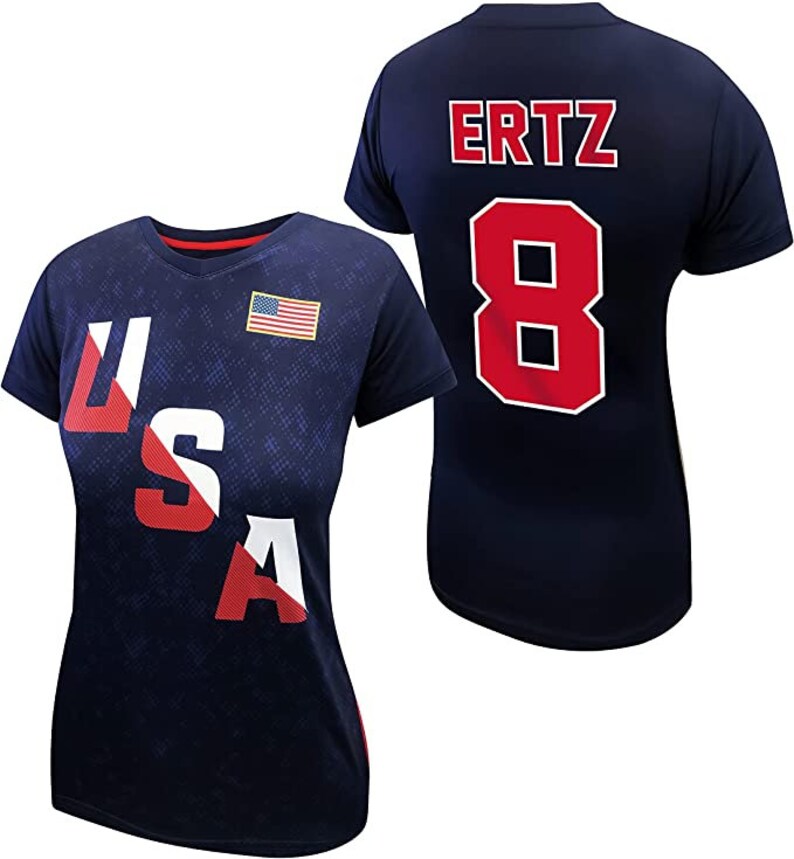 K&ouml;nnte beinhalten: Zwei marineblaue T-Shirts mit roten und wei&szlig;en Akzenten. Ein Shirt hat das Wort "USA" in Rot, Wei&szlig; und Blau auf der Vorderseite aufgedruckt. Das andere Shirt hat den Namen "ERTZ" und die Nummer "8" in Rot auf der R&uuml;ckseite aufgedruckt.