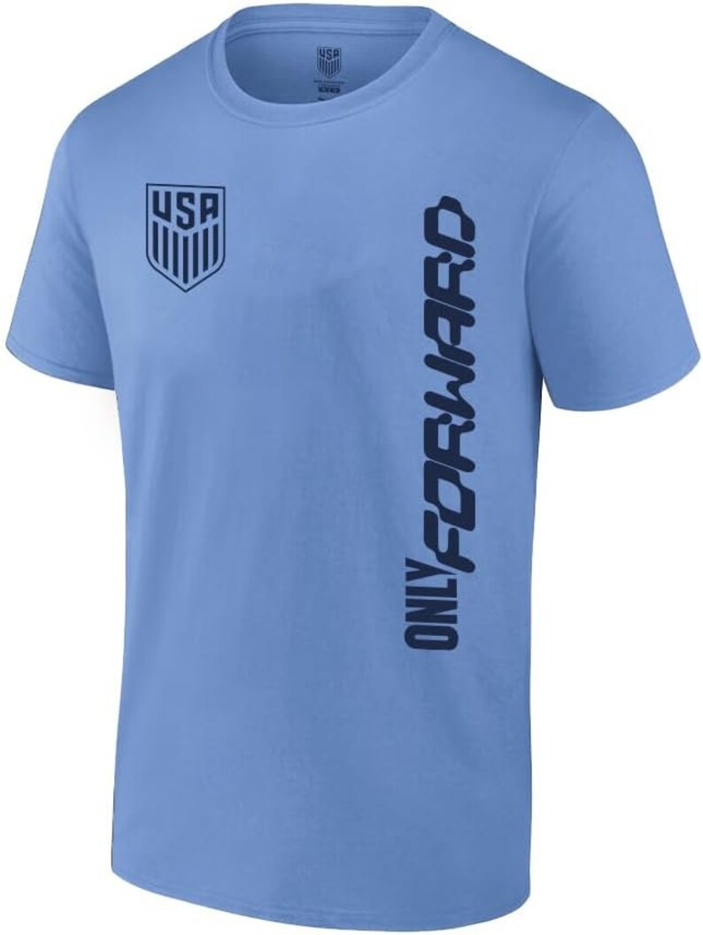 K&ouml;nnte beinhalten: Hellblaues T-Shirt mit einem dunkelblauen USA-Logo auf der linken Brust und "ONLY FORWARD" vertikal auf der rechten Seite gedruckt.