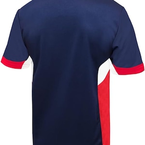 K&ouml;nnte beinhalten: Ein marineblaues Kurzarm-Trikot mit wei&szlig;en und roten Akzenten. Das Trikot hat einen V-Ausschnitt und eine wei&szlig;e Seitenpartie.