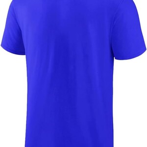 Pode incluir: Uma camiseta azul royal s&oacute;lida com mangas curtas e gola redonda.